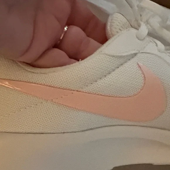 Nike Women's Tanjun White and pink  Shoes - Picture 3 of 8
